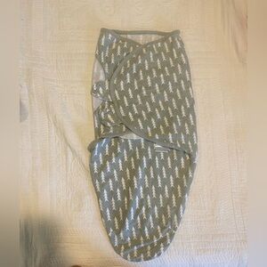 NWOT Gender Neutral Cozy and Cute Bublo Baby Swaddle Grey/White Size: OS